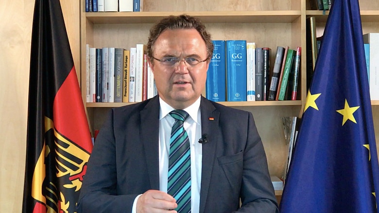 Hans-Peter Friedrich beantwortet Fragen zur deutschen EU-Ratspräsidentschaft Hans-Peter Friedrich beantwortet Fragen zur deutschen EU-Ratspräsidentschaft