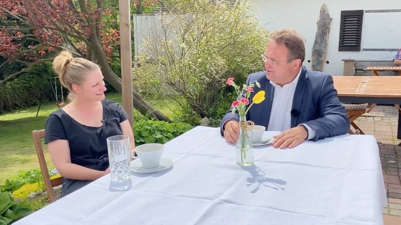 Dr. Hans-Peter Friedrich im Gespräch mit Kochmeisterin Nina Beck, Rückkehrerin Dr. Hans-Peter Friedrich im Gespräch mit Kochmeisterin Nina Beck, Rückkehrerin