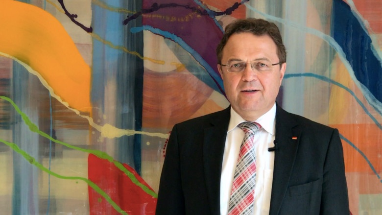 Han-Peter Friedrich, MdB zum Antrag der Großen Koalition: Gutes Leben und Arbeiten auf dem Land gewährleisten. Han-Peter Friedrich, MdB zum Antrag der Großen Koalition: Gutes Leben und Arbeiten auf dem Land gewährleisten.