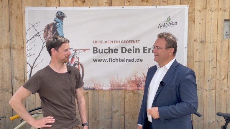 Dr. Hans-Peter Friedrich im Gespräch mit Frank Süß, dem Eigentümer von Fichtelrad