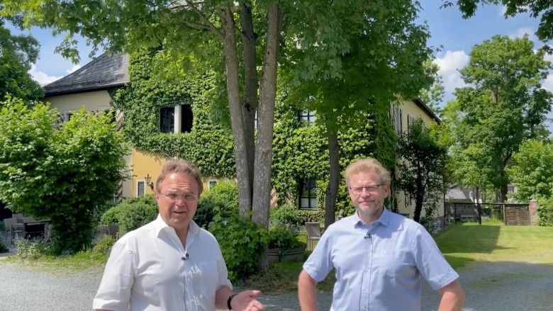 Dr. Hans-Peter Friedrich im Gespräch mit Stefan Braitmaier, dem Eigentümer von Camping Schloss Issigau