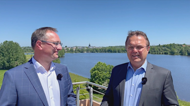 Dr. Hans-Peter Friedrich im Gespräch mit dem "Erfinder" der Kur-Szene in Weißenstadt, Stephan Gesell Dr. Hans-Peter Friedrich im Gespräch mit dem "Erfinder" der Kur-Szene in Weißenstadt, Stephan Gesell