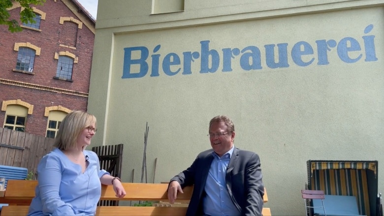Dr. Hans-Peter Friedrich im Gespräch mit Gisi Meinel-Hansen, Braumeisterinn und Miteigentümerin von Meinel Bräu
