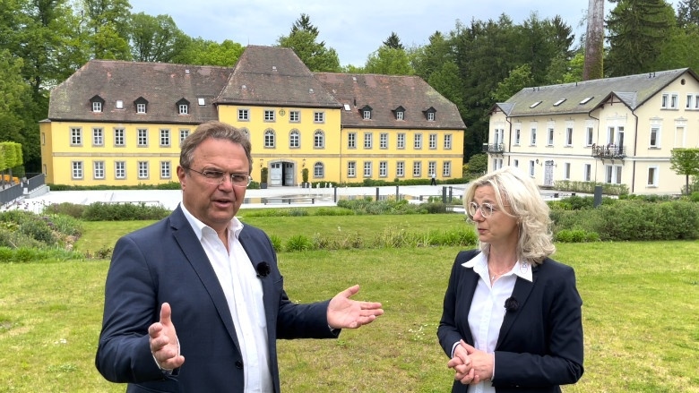 Dr. Hans-Peter Friedrich im Gespräch mit Christine Berek, Geschäftsführerin des Bundesverbandes Osteopathie