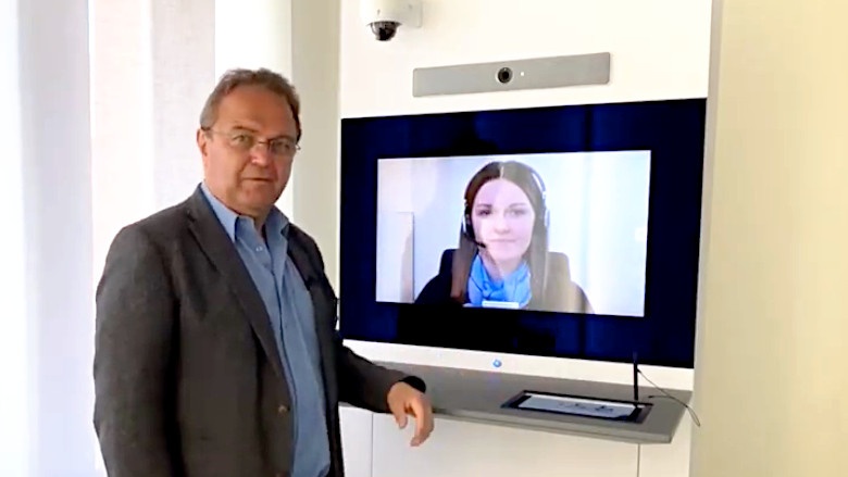 Dr. Hans-Peter Friedrich im Gespräch mit Frau Annemarie Franz von der Raiffeisenbank in Leupoldsgrün