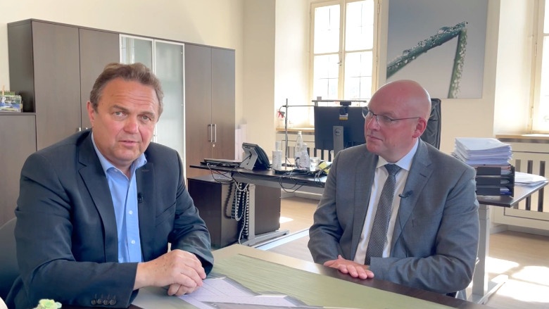 Dr. Hans-Peter Friedrich im Gespäch mit Oliver Weigel, Oberbürgermeister von Marktredwitz
