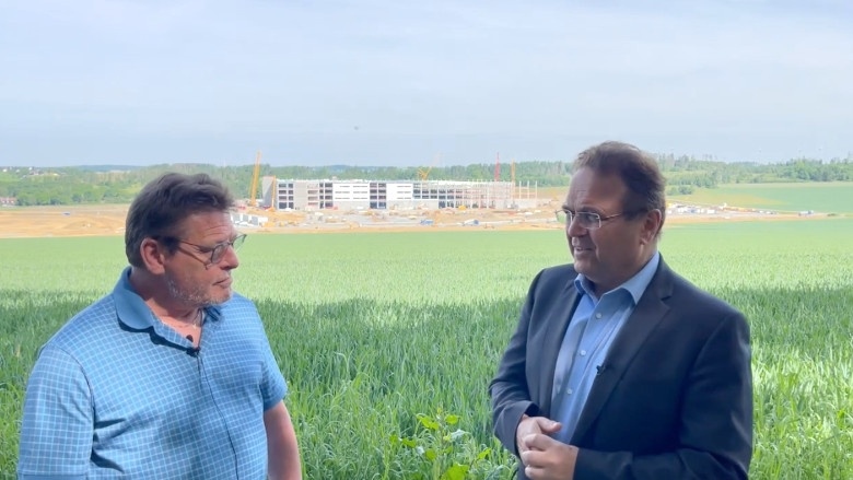 Dr. Hans-Peter Friedrich im Gespäch mit Stefan Müller, Bürgermeister in Gattendorf