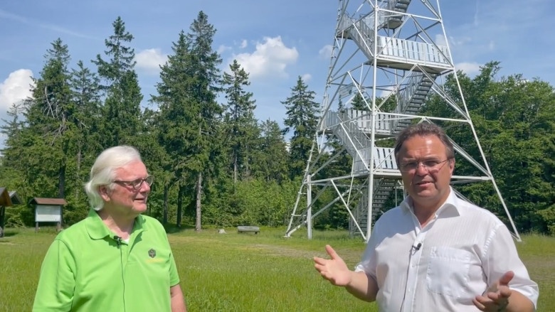 Dr. Hans-Peter Friedrich im Gespräch mit Dieter Frank, Hauptvorsitzender des Frankenwaldvereins Dr. Hans-Peter Friedrich im Gespräch mit Dieter Frank, Hauptvorsitzender des Frankenwaldvereins