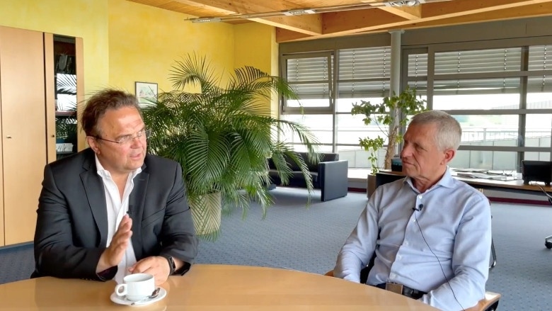 Dr. Hans-Peter Friedrich im Gespräch mit Thomas Greim, Geschäftsführer der dennree GmbH in Töpen Dr. Hans-Peter Friedrich im Gespräch mit Thomas Greim, Geschäftsführer der dennree GmbH in Töpen