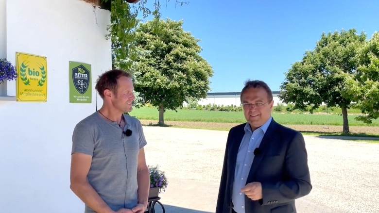 Dr. Hans-Peter Friedrich im Gespräch mit Andreas Ritter, Eigentümer des Biohofes Ritter 
