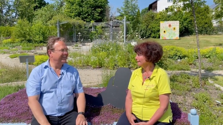 Dr. Hans-Peter Friedrich im Gespräch mit Erika Bauer, Seele und Motor des Kräuterdorfes Nagel