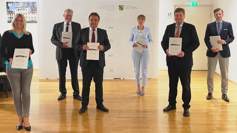 Übergabe eines Gutachtens an Enak Ferlemann MdB durch Dr. Hans-Peter Friedrich und weiterer Bundestagsabgeordnete aus Ober- und Mittelfranken Übergabe eines Gutachtens an Enak Ferlemann MdB durch Dr. Hans-Peter Friedrich und weiterer Bundestagsabgeordnete aus Ober- und Mittelfranken