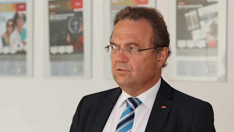 Dr. Hans-Peter Friedrich Dr. Hans-Peter Friedrich