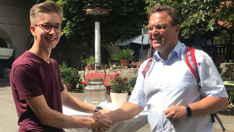 Nino Wühr aus Rehau, Gewinner des PPP-Stipendiums und Dr. Hans-Peter Friedrich Nino Wühr aus Rehau, Gewinner des PPP-Stipendiums und Dr. Hans-Peter Friedrich