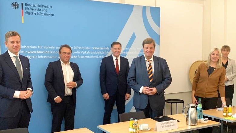 Dr. Oliver Bär (Landrat des Landkreises Hof), Dr. Hans-Peter Friedrich (Bundestagsabgeordneter Hochfranken), Peter Berek (Landrat des Landkreises Wunsiedel), Enak Ferlemann (Parlamentarischer Staatssekretär im Bundesverkehrsministerium), Dr. Silke Launert Dr. Oliver Bär (Landrat des Landkreises Hof), Dr. Hans-Peter Friedrich (Bundestagsabgeordneter Hochfranken), Peter Berek (Landrat des Landkreises Wunsiedel), Enak Ferlemann (Parlamentarischer Staatssekretär im Bundesverkehrsministerium), Dr. Silke Launert