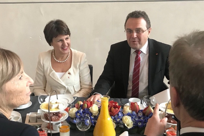 Bundestagspräsident Wolfgang Schäuble und Bundestagsvizepräsident Hans-Peter Friedrich mit Kolleginnen der französischen Nationalversammlung