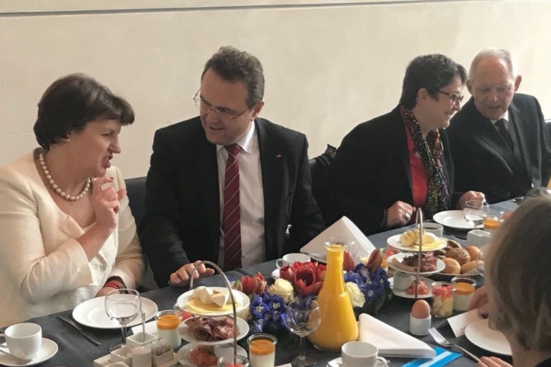 Bundestagspräsident Wolfgang Schäuble und Bundestagsvizepräsident Hans-Peter Friedrich mit Kolleginnen der französischen Nationalversammlung