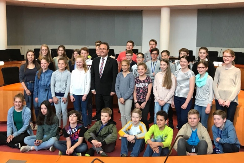Gruppenbild mit Dr. Hans-Peter Friedrich beim Zukunftstag 2018 im Deutschen Bundestag