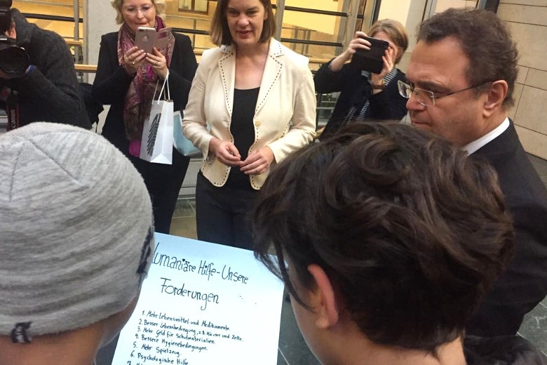 Schüler der Quinoa Schule aus Wedding übergeben ihre politischen Forderungen an Bundestagsvizepräsident Dr. Hans-Peter Friedrich