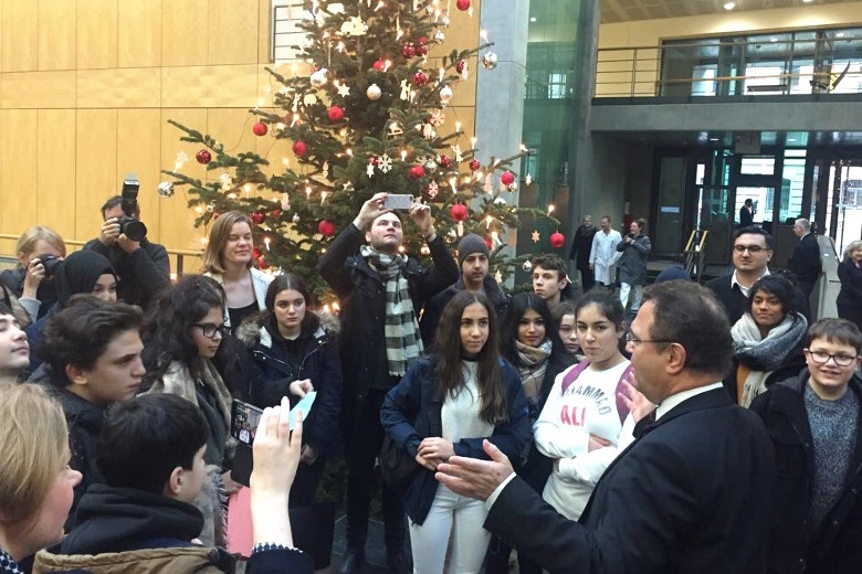 Schüler der Quinoa Schule aus Wedding übergeben ihre politischen Forderungen an Bundestagsvizepräsident Dr. Hans-Peter Friedrich
