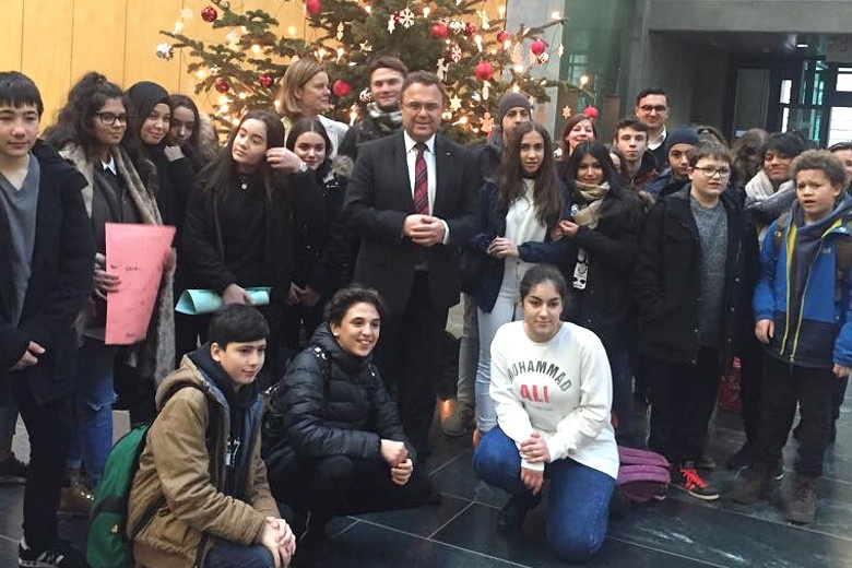 Schüler der Quinoa Schule aus Wedding übergeben ihre politischen Forderungen an Bundestagsvizepräsident Dr. Hans-Peter Friedrich