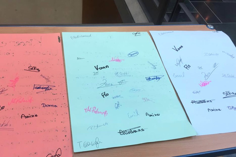 Schüler der Quinoa Schule aus Wedding übergeben ihre politischen Forderungen an Bundestagsvizepräsident Dr. Hans-Peter Friedrich