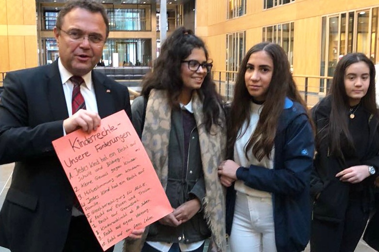 Schüler der Quinoa Schule aus Wedding übergeben ihre politischen Forderungen an Bundestagsvizepräsident Dr. Hans-Peter Friedrich