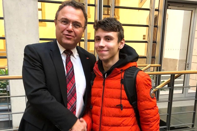 Schüler der Quinoa Schule aus Wedding übergeben ihre politischen Forderungen an Bundestagsvizepräsident Dr. Hans-Peter Friedrich
