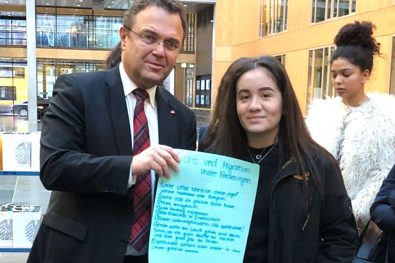 Schüler der Quinoa Schule aus Wedding übergeben ihre politischen Forderungen an Bundestagsvizepräsident Dr. Hans-Peter Friedrich