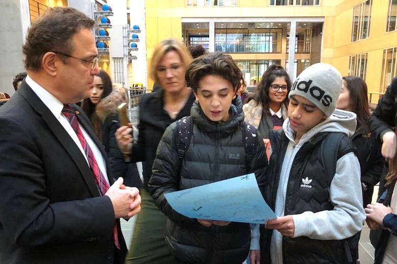 Schüler der Quinoa Schule aus Wedding übergeben ihre politischen Forderungen an Bundestagsvizepräsident Dr. Hans-Peter Friedrich