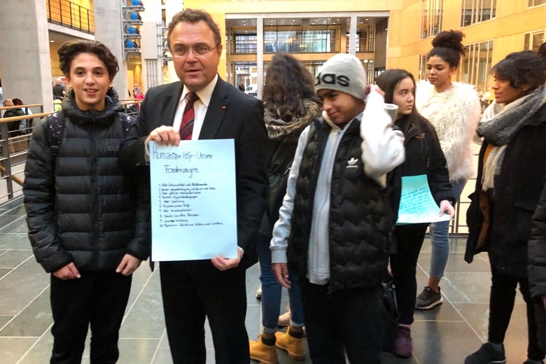 Schüler der Quinoa Schule aus Wedding übergeben ihre politischen Forderungen an Bundestagsvizepräsident Dr. Hans-Peter Friedrich