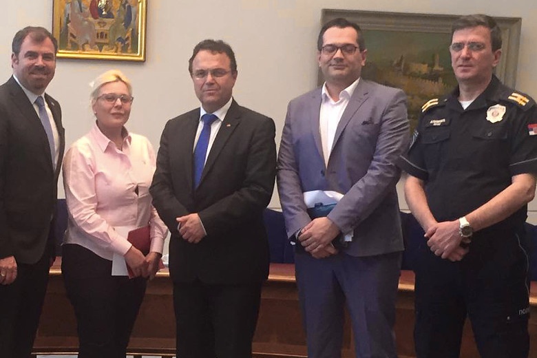 Florian Hahn, Staatssekretärin Jana Ljubičić, Hans-Peter Friedrich und Polizeidirektor Vladimir Rebić