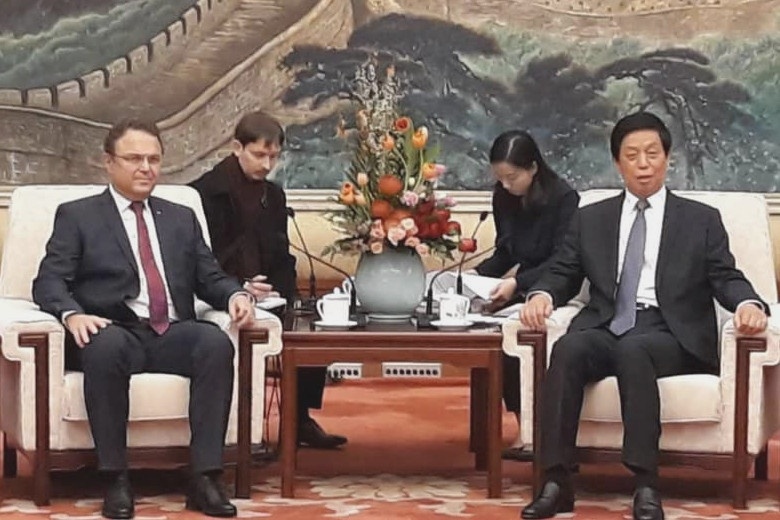Gespräch mit dem Vorsitzenden des Nationalen Volkskongresses der Volksrepublik China Li Zhanshu in der Großen Halle des Volkes in Peking.