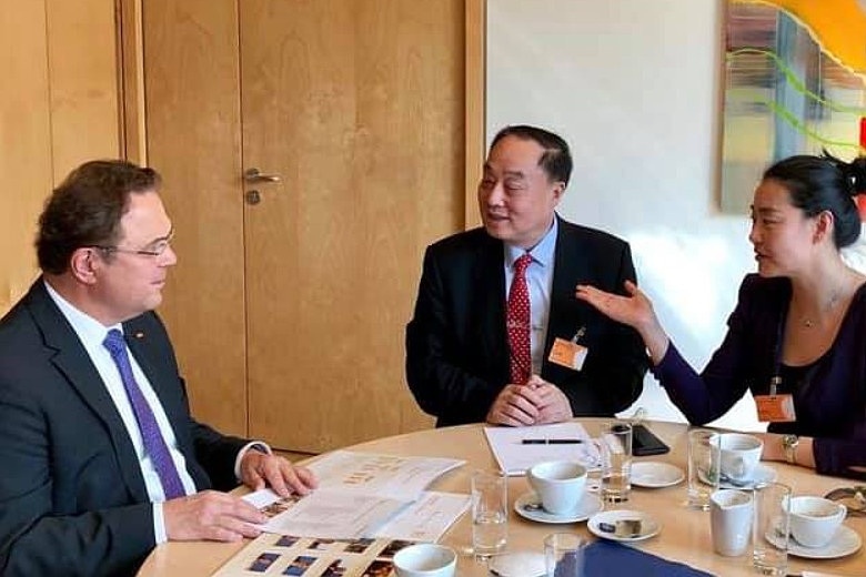 Informativer Austausch mit Sijia Zhang, Chefberater des Think Tank „China Center for International Economic Exchanges“.