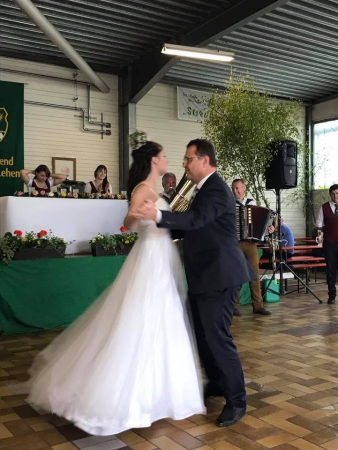  Walzer mit der Maikönigin beim Maibaumfest in Stockau-Lehen