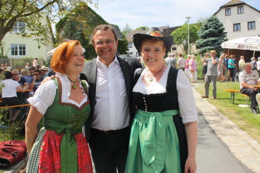 Hans-Peter Friedrich mit Conny und Helga beim Kleinschloppener Musikantenfest