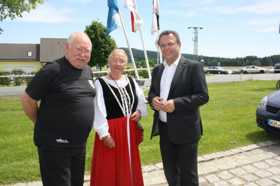 Hans-Peter Friedrich und Besucher des Kleinschloppener Musikantenfestes 