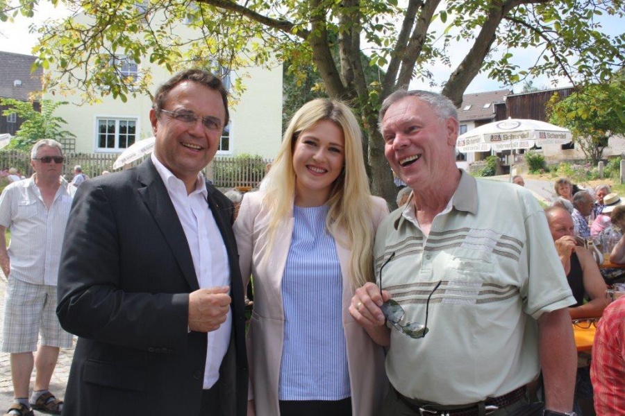 Hans-Peter Friedrich und die jüngste CSU Ortsvorsitzende Bayerns, Melanie Kuriczak beim Kleinschloppener Musikantenfest