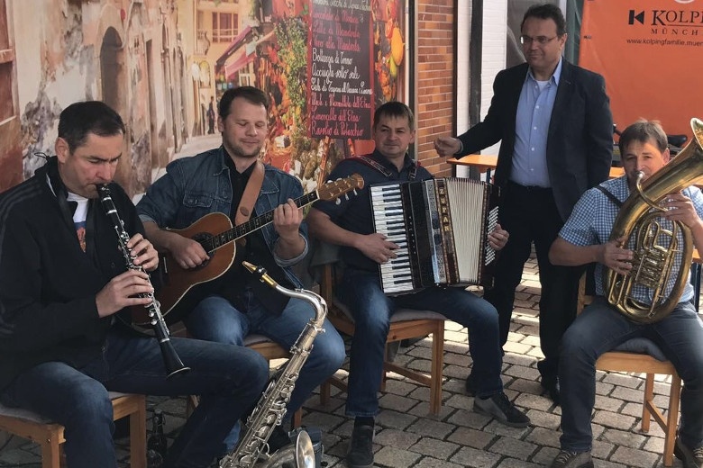 Tag 2 Politischer Frühschoppen in Münchberg mit den "Hollerstaudn"
