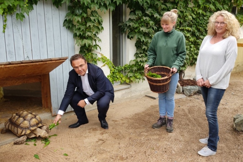 Hans-Peter Friedrich bei seinem Patenkind (Spornschildkröte "Friedrich") im Hofer Zoo. Mit Zooleiterin Sandra Dollhäupl und Andrea Steinerim Hofer Zoo