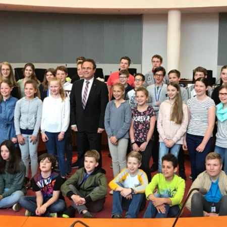 Gruppenbild mit Dr. Hans-Peter Friedrich beim Zukunftstag 2018 im Deutschen Bundestag