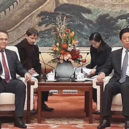 Gespräch mit dem Vorsitzenden des Nationalen Volkskongresses der Volksrepublik China Li Zhanshu in der Großen Halle des Volkes in Peking.