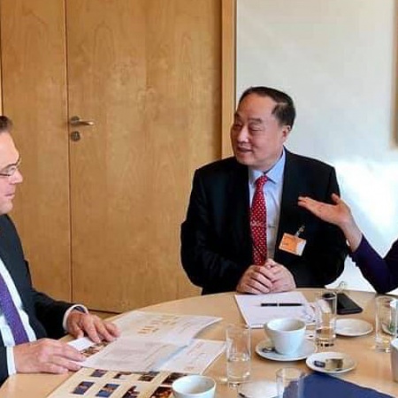 Informativer Austausch mit Sijia Zhang, Chefberater des Think Tank „China Center for International Economic Exchanges“.