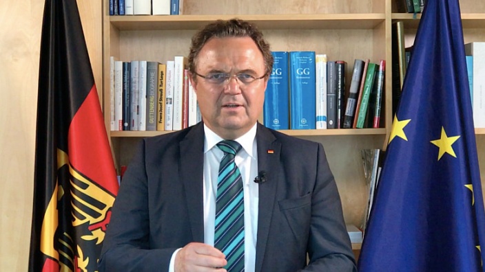 Hans-Peter Friedrich beantwortet Fragen zur deutschen EU-Ratspräsidentschaft