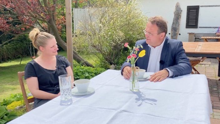 Dr. Hans-Peter Friedrich im Gespräch mit Kochmeisterin Nina Beck, Rückkehrerin 