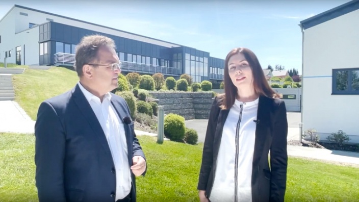 Dr. Hans-Peter Friedrich im Gespräch mit Linda Wunderlich, Projektmanagerin „Wirtschaftsregion Hochfranken"