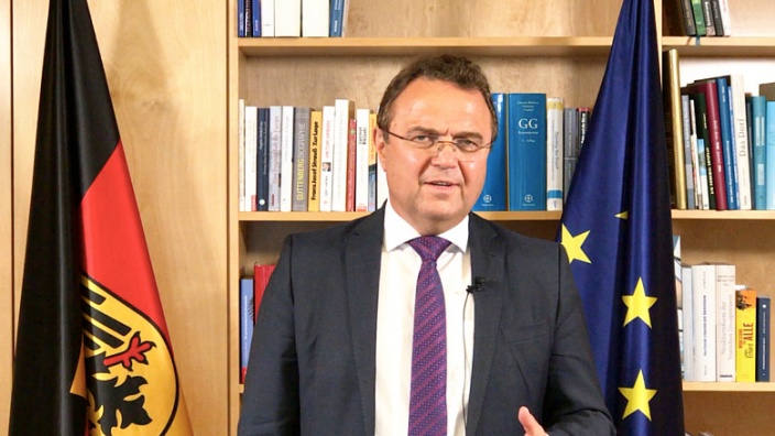 Hans-Peter Friedrich antwortet auf 4 Fragen zu den Themen der aktuellen Sitzungswoche