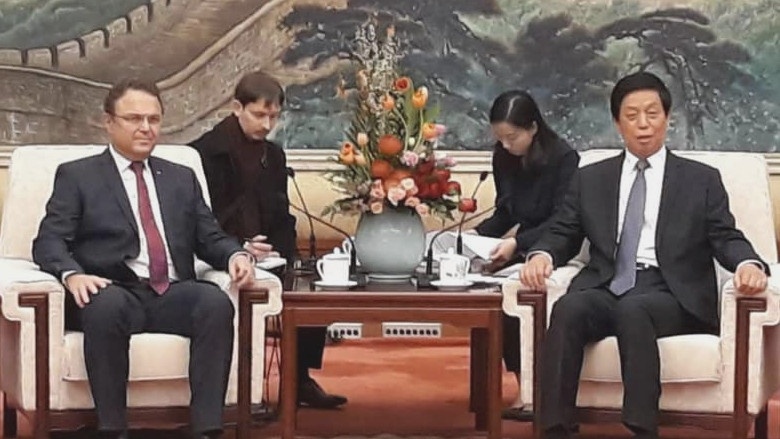 Gespräch mit dem Vorsitzenden des Nationalen Volkskongresses der Volksrepublik China Li Zhanshu in der Großen Halle des Volkes in Peking. Gespräch mit dem Vorsitzenden des Nationalen Volkskongresses der Volksrepublik China Li Zhanshu in der Großen Halle des Volkes in Peking.