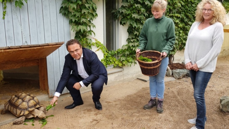 Hans-Peter Friedrich bei seinem Patenkind (Spornschildkröte "Friedrich") im Hofer Zoo. Mit Zooleiterin Sandra Dollhäupl und Andrea Steinerim Hofer Zoo